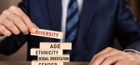 Harvardskí experti na "rozmanitosť" priznávajú, že vzdelávacie programy DEI zhoršujú rasové problémy