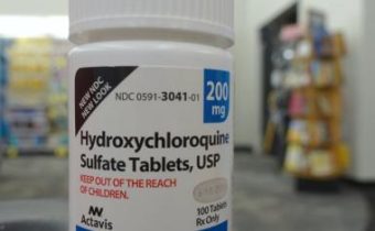 Mayo Clinic vydáva webovú stránku, na ktorej pripúšťa, že hydroxychlorochín možno použiť na liečbu COVID