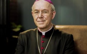 Biskup Schneider: Nikto nemá právomoc posudzovať Františkov status pápeža