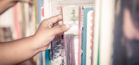 Kalifornské mesto obmedzuje sexuálne explicitné knihy pre deti v knižnici napriek odporu