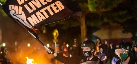 Tucker Carlson po zverejnení nových dôkazov označuje smrť Georgea Floyda za "lož