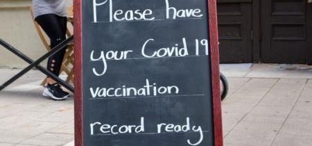 Liberálni poslanci odmietli konzervatívny návrh zákona o slobode v zdravotníctve, ktorý má zabrániť "vládou nariadenému očkovaniu