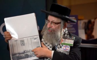 VIDEO: Ortodoxní rabín z New Yorku vysvětluje, proč bojuje proti sionismu a státu Izrael! Mluvčí organizace Neturei Karta v rozhovoru pro muslimská web odhalil spiknutí sionismu proti Židům a objasnil válku mezi ž a Ž v podobě ostrého rozporu mezí židovskou Tórou a sionistickým Talmudem! Sionisté podle něho nemají s židovstvím nic společného, pouze se jím zaštiťují, ale přitom sami páchají zločiny proti víře, Palestincům a Židům!