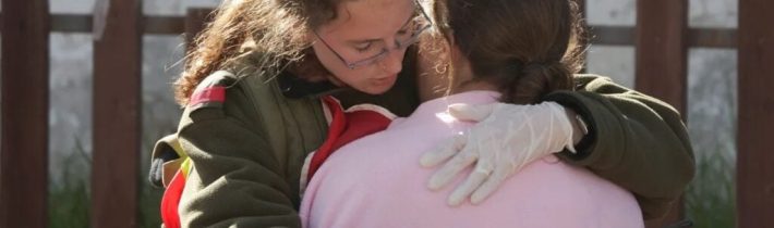 Bild: „Všichni v první a druhé řadě zemřeli.“ Izraelec vypověděl o běsnění na festivalu. Hamás unesl i 85letou ženu do Gazy, nedala znát emoce. „Ví přesně, co se děje,“ řekla vnučka