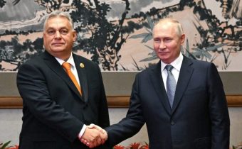 Naštvaní diplomati štátov NATO sa po stretnutí Orbána s Putinom pustili do ostrej kritiky Maďarska. Najviac vyskakoval veľvyslanec USA v Budapešti. A toto mu odkázal šéf Orbánovho úradu …