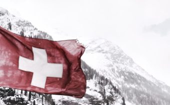 Ve Švýcarsku vyhrála konzervativní pravice. Ta „populistická“, píší ve Francii. Zelení ve volbách propadli
