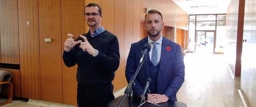 VIDEO: Minister vnútra Šutaj Eštok hovoril o postupe voči zadržaným migrantom, avizoval zámer postaviť mimo službu všetkých obvinených policajtov a ukončiť ideologicko-politické smerovanie facebookovej stránky slovenskej polície „H