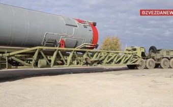 VIDEO: Rusko nabilo silo nosnou raketou s hypersonickým klzákom Avantgard schopným niesť jadrové hlavice