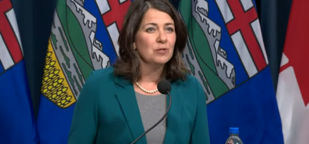 Konzervatívci v Alberte na výročnom stretnutí schválili viacero opatrení proti prebudeniu a za slobodu liečby