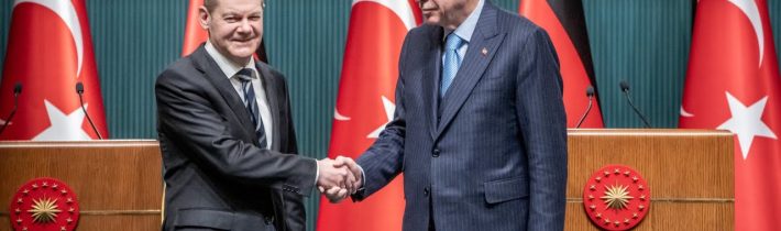 Turecký prezident Erdogan v Německu hovořil o genocidě páchanou Izraelem a německých stíhačkách