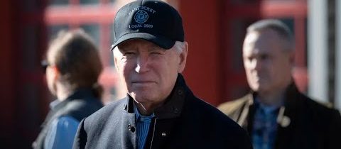 USA DNES (24. 11.): Vzkazy Bidena a Trumpa na den Díkuvzdání; Clintonová je u voličů stále v kurzu