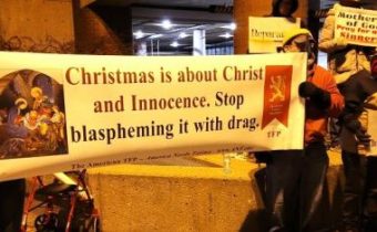 Pro-LGBT aktivisti sa vysmievajú katolíkom, ktorí sa modlia a protestujú pred šou "Drag Queen Christmas