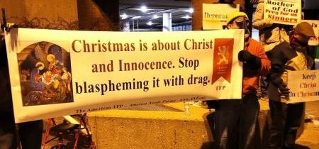 Pro-LGBT aktivisti sa vysmievajú katolíkom, ktorí sa modlia a protestujú pred šou "Drag Queen Christmas