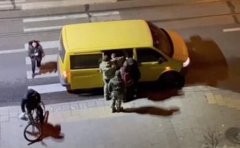 VIDEO: Tajomná žltá dodávka chytá v uliciach ukrajinských miest odvedencov. Zelenského dikátorský režim unáša ukrajinských mužov schopných boja a posiela ich na istú smrť