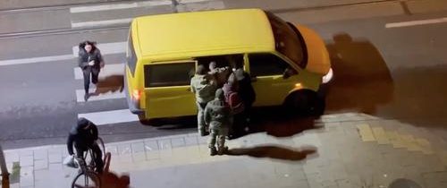VIDEO: Tajomná žltá dodávka chytá v uliciach ukrajinských miest odvedencov. Zelenského dikátorský režim unáša ukrajinských mužov schopných boja a posiela ich na istú smrť