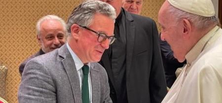 BREAKING: Pápežský životopisec potvrdil, že pápež František odstráni byt a plat kardinála Burkeho