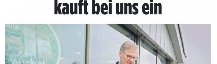 VIDEO: Český prezident nakupuje v Polsku a premiér Fiala pro změnu u nás! Německá média se baví “kontrolním” nákupem Petra Fialy, který objevil, že v ČR je to dražší! Chce prý jednat s výrobci a řetězci. Ale o čem? Vysoké ceny potravin v ČR jsou způsobeny vysokou inflací, vysokou DPH na potravinách a vysokými cenami energií! V Německu je DPH na potravinách 7% a v Polsku dokonce nula! V Česku je to ale 15% a přitom české mzdy jsou třetinové v porovnání s Německem!