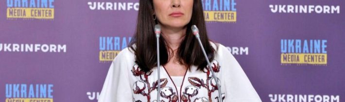Ukrajinská televize odvysílala utajenou zprávu ministerstva obrany, že eviduje přes 1 milion zabitých a nezvěstných vojáků od začátku vypuknutí války na Ukrajině! Prezidentská kancelář ihned volala s křikem do televize, a ta se musela omluvit, že prý šlo o “překlep” v titulkovacím zařízení! Boží ruka podle Ukrajinců poslala vzkaz a roztrhala v Kyjevě vlajku Ukrajiny na dvě půlky! Je to znamení blížícího se rozdělení státu!