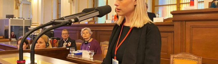 Žena, která se narodila náhradním mateřstvím, říká zákonodárcům: „Měli bychom to zakázat“