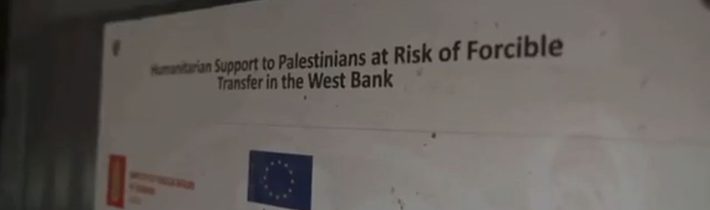 VIDEO: Izraelští vojáci zahájili vystěhovávání palestinských vesnic ze Západního břehu! Šokující reportáž britské televize zachytila vystěhovávání celých vesnic pod výhružkou izraelských vojáků, že pokud nevyklidí prostor, tak Palestince zastřelí! A vrcholem absurdity je vývěsní tabule Evropské unie, která násilné odsuny Palestinců sponzoruje!