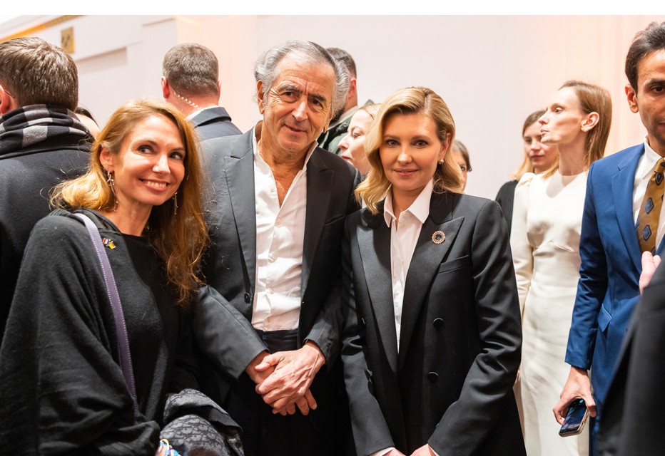 A group of people posing for a photo

Description automatically generated