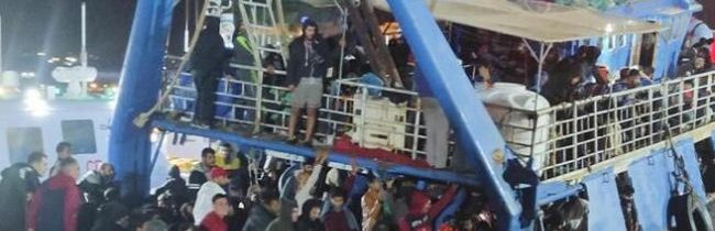 Na ostrov Lampedusa současně dorazilo více než půl tisíce migrantů – INFOKURÝR