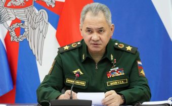 Ruský ministr obrany Sergej Šojgu na zasedání rady ministerstva obrany o situaci na frontě