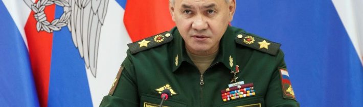 Ruský ministr obrany Sergej Šojgu na zasedání rady ministerstva obrany o situaci na frontě