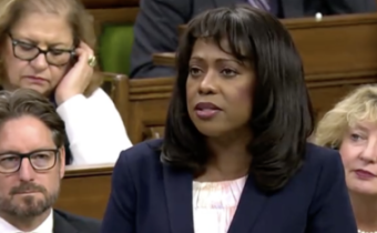 Konzervatívna poslankyňa Leslyn Lewisová v parlamente odsúdila MAiD, pretože je zameraná proti najzraniteľnejším obyvateľom krajiny