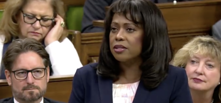Konzervatívna poslankyňa Leslyn Lewisová v parlamente odsúdila MAiD, pretože je zameraná proti najzraniteľnejším obyvateľom krajiny