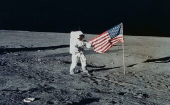 Američané na Měsíci – Měsíční podvod: Lunární anomálie nebo falešná fyzika? Dnešní věda nedokáže vysvětlit reálné fyzikální jevy (VIDEO)
