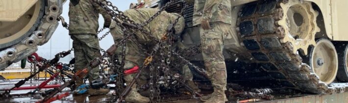 SCHYĽUJE SA V USA K OBČIANSKEJ VOJNE? Bidenov režim masovo presúva federálne vojská k hraniciam Texasu