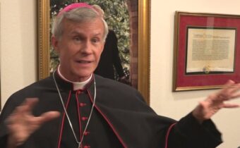 Biskup Strickland sa ostro ohradil voči kardinálovi Fernándezovi –