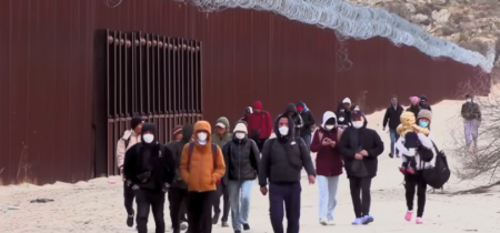 Bidenova politika otvorených hraníc zabezpečila prisťahovalectvo pre násilné kartely