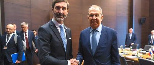 VIDEO: Minister zahraničia Blanár sa v tureckej Antalyi stretol so šéfom ruskej diplomacie Lavrovom: „Povedal som mu, že rusko-ukrajinský konflikt nemá vojenské riešenie, ale aj to, že Slovensko jednoznačne odmietlo Macronov návrh a nep