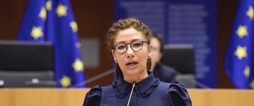 Europoslankyňa Nicholsonová oznámila svoj koniec v politike: „Už neviem reprezentovať krajinu, ktorej som prestala rozumieť. Všade narážam do fašizoidných alfa samcov a mám strach. Už nevládzem byť terčom arzenálu bezbrehej nenávi