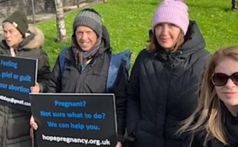 Vedúca organizácie 40 dní za život sa pred škótskym parlamentom podelila o silný príbeh ľútosti nad potratom