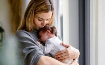 Výskumníci objavili "výrazný zvrat biologického starnutia" po pôrode