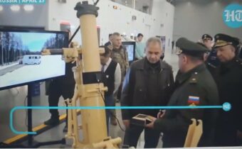 Putinův ministr Šojgu chce, aby byl ruský útočný robot vybaven ještě kulomety pro válku na Ukrajině.