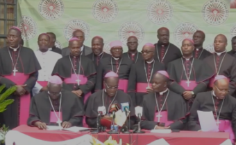 Kenskí biskupi odsudzujú hrozbu vlády, že prevezme kontrolu nad katolíckymi školami a zadrží dlhy voči nemocniciam