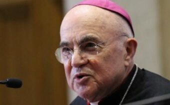 Arcibiskup Viganò obhajuje P. Jesusmaryho pred kánonickým procesom s kňazom za kritiku pápeža Františka