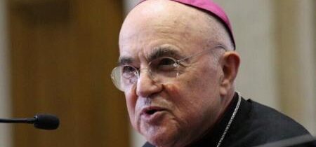 Arcibiskup Viganò obhajuje P. Jesusmaryho pred kánonickým procesom s kňazom za kritiku pápeža Františka