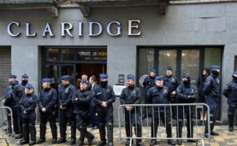 Bruselská konferencia NatCon bude pokračovať voľne po tom, ako súd zrušil policajnú barikádu