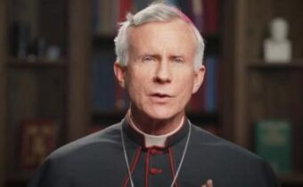 Biskup Strickland kritizuje "polmesiac odpadlíctva" vatikánskych síl proti katolíckej liturgii a doktríne
