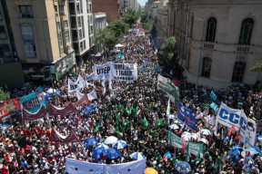 Argentinští vysokoškolští studenti pochodovali proti Mileiovým škrtům