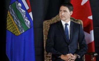 Zúfalí liberáli sa snažia zabrániť poslancom nazývať Trudeaua "skorumpovaným