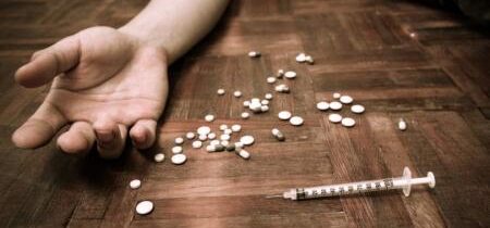 Federálna správa navrhuje, aby Britská Kolumbia umožnila závislým osobám vlastniť ešte viac drog