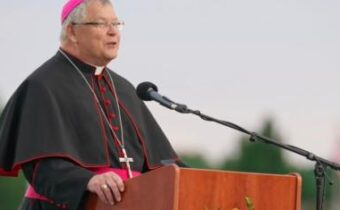 Kňaz obviňuje bývalého knoxvillského biskupa Stiku z "vyhrážania sa informátorom" v rámci žaloby za zneužívanie