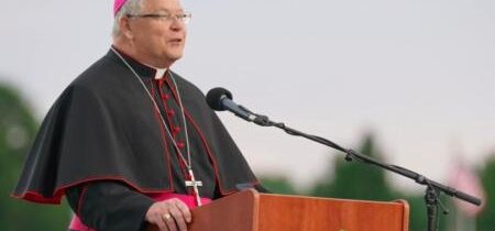Kňaz obviňuje bývalého knoxvillského biskupa Stiku z "vyhrážania sa informátorom" v rámci žaloby za zneužívanie