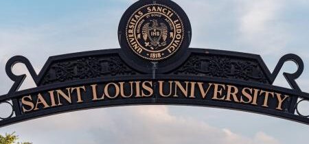 Katolíci sa modlia ruženec na protest proti pro-LGBT omši na jezuitskej univerzite Saint Louis